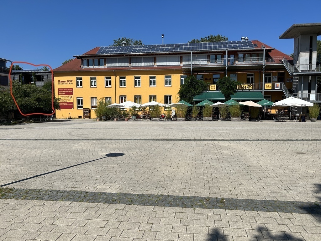 Marktplatz im Stadtteil Vauban mit Restaurant Süden. Links rot umrandet: Ein Teil unseres Hauses