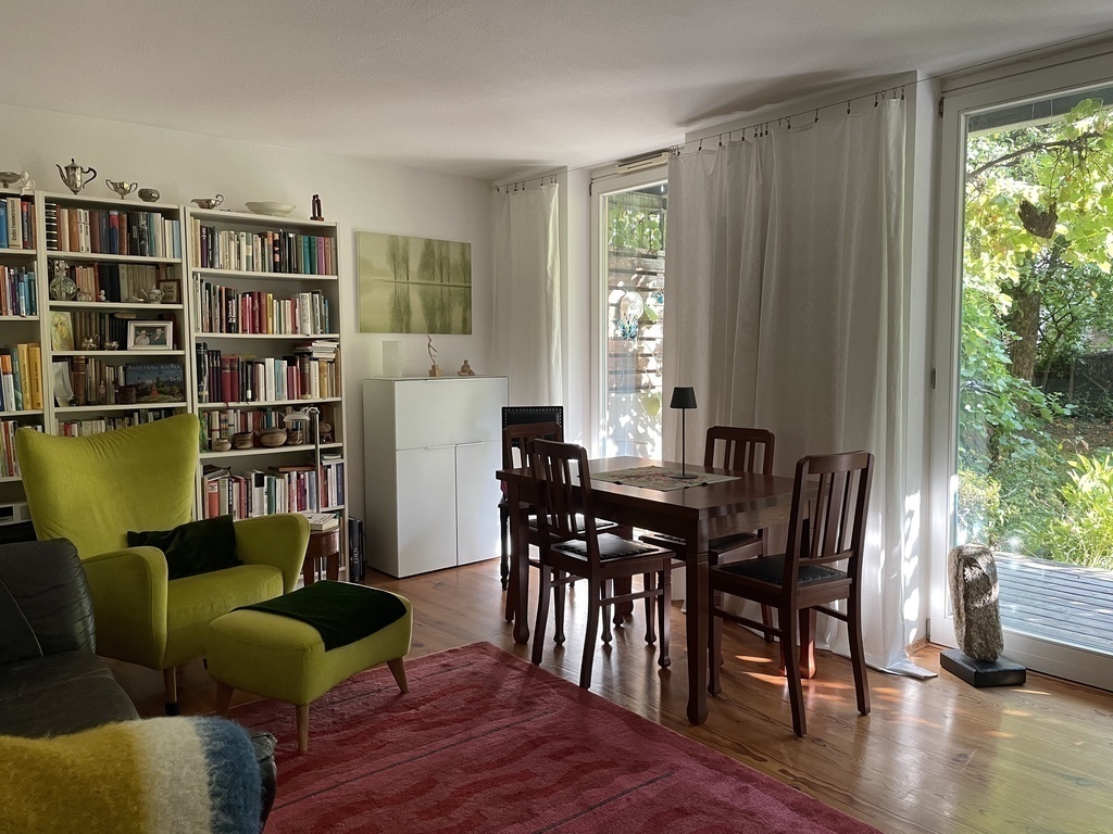 Das 2. Wohnzimmer, ebenfalls mit Fenstern und Tür nach Süden zur Terrasse