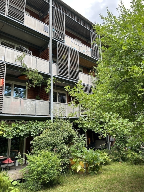 Das 4-geschossige Gebäude - im Parterre unsere Wohnung