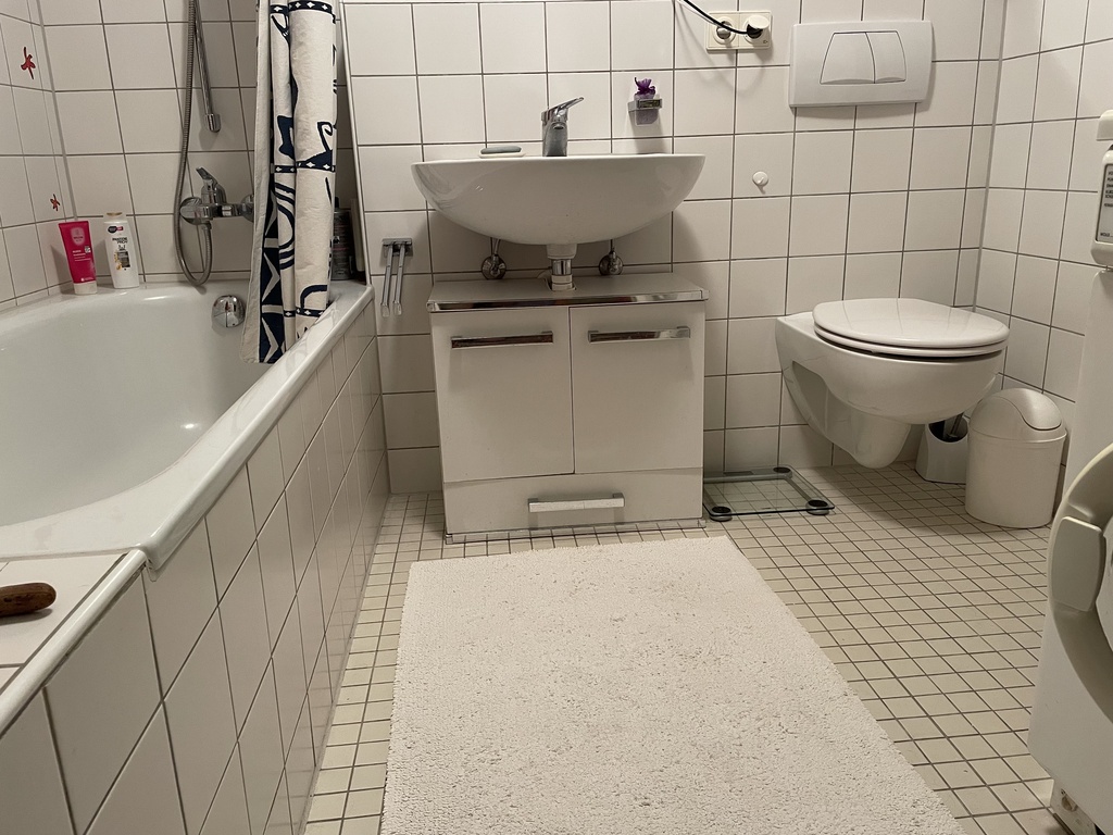 2. Photo vom Bad mit Badewanne, Dusche, Toilette und Waschmaschine