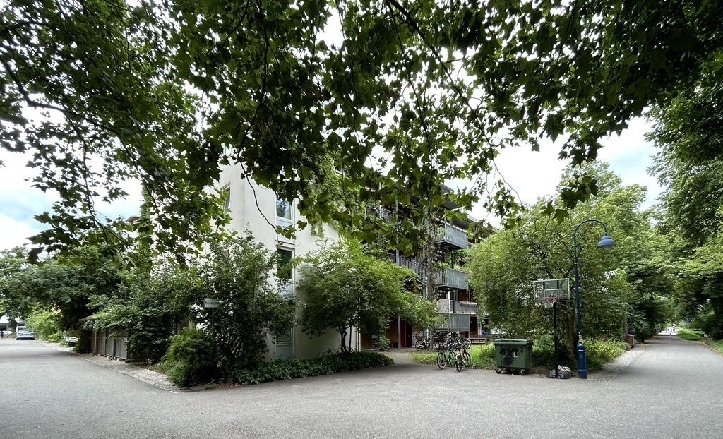 Ums Haus herum: verkehrsberuhigte Spielstraße