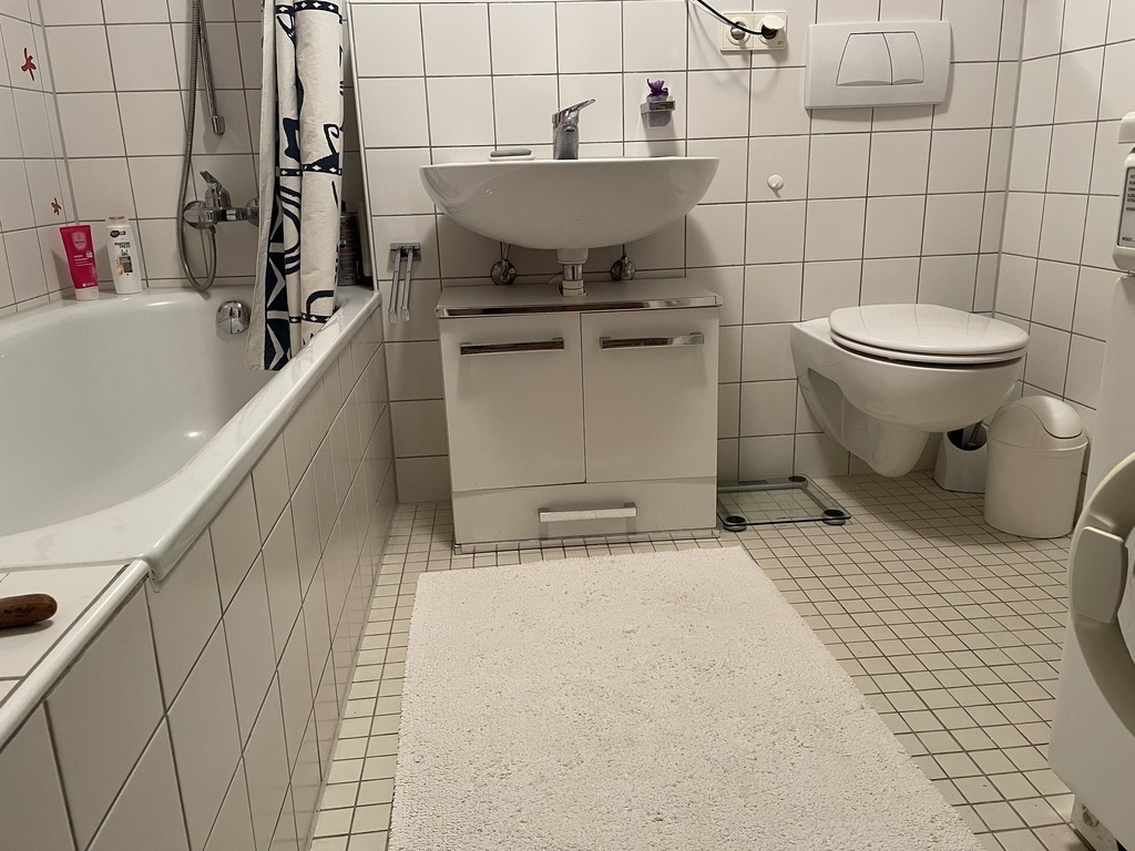 2. Photo vom Bad mit Badewanne, Dusche, Toilette und Waschmaschine