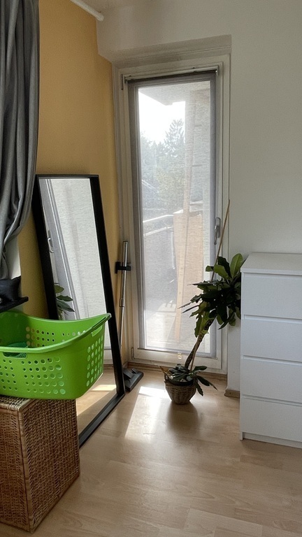 Living room 2/5: commode and access to balcony