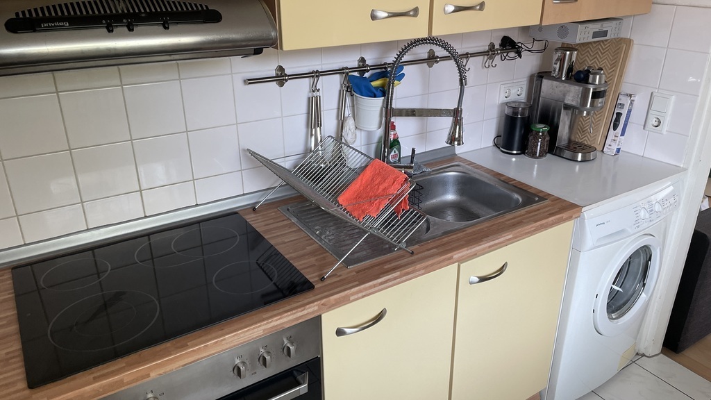 Kitchen 2/6: sink, coffee machine and washing machine