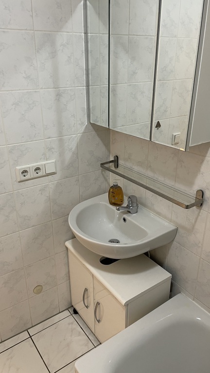 Bathroom 3/4: mirror cabinet