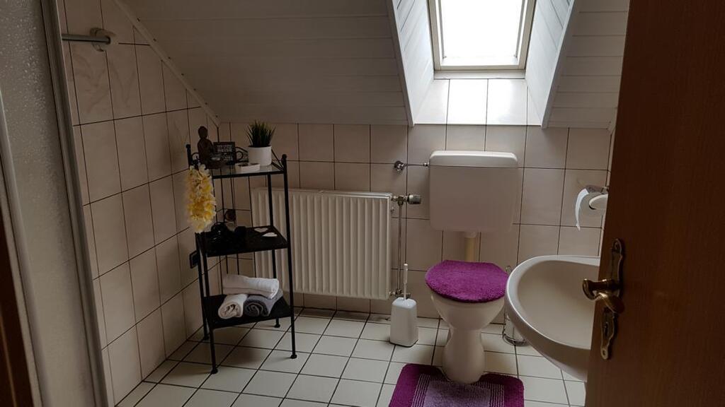 Badezimmer mit Dusche im 2. Stock