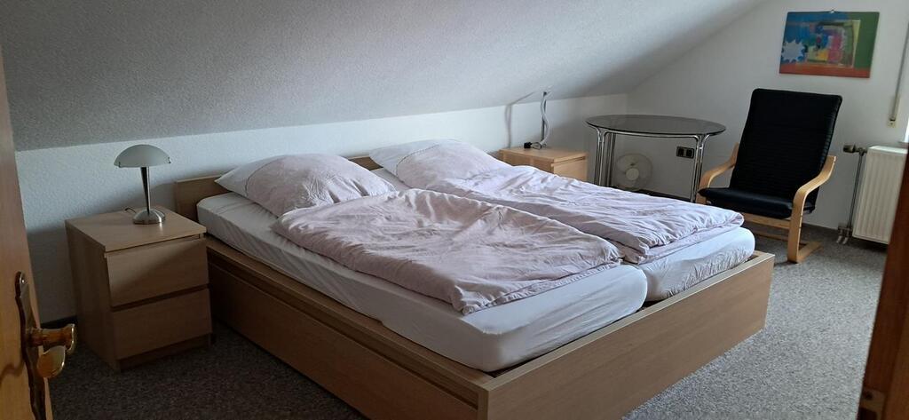 Schlafzimmer mit Doppelbett im 2. Stock