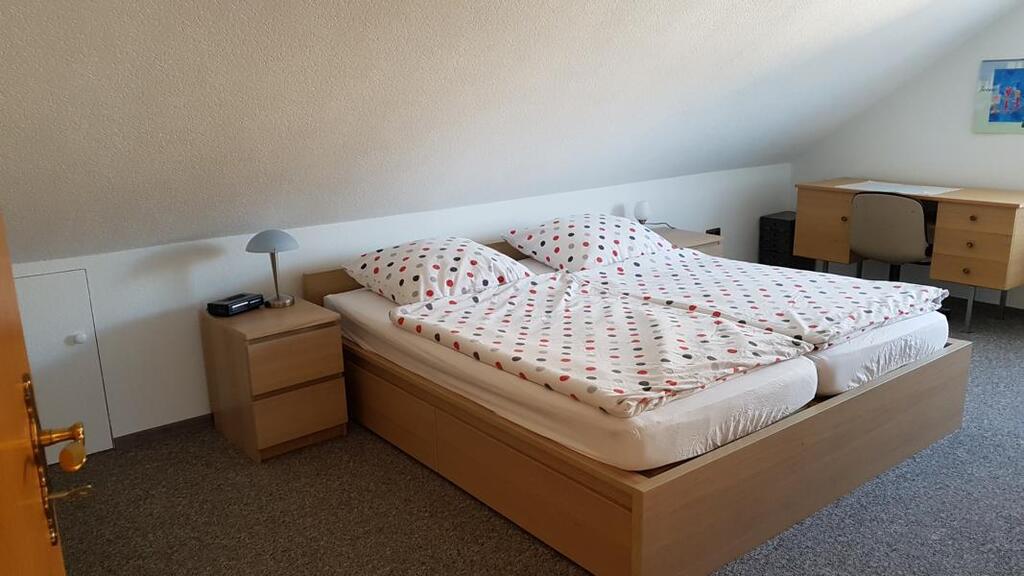 Schlafzimmer mit Doppelbett im 2. Stock