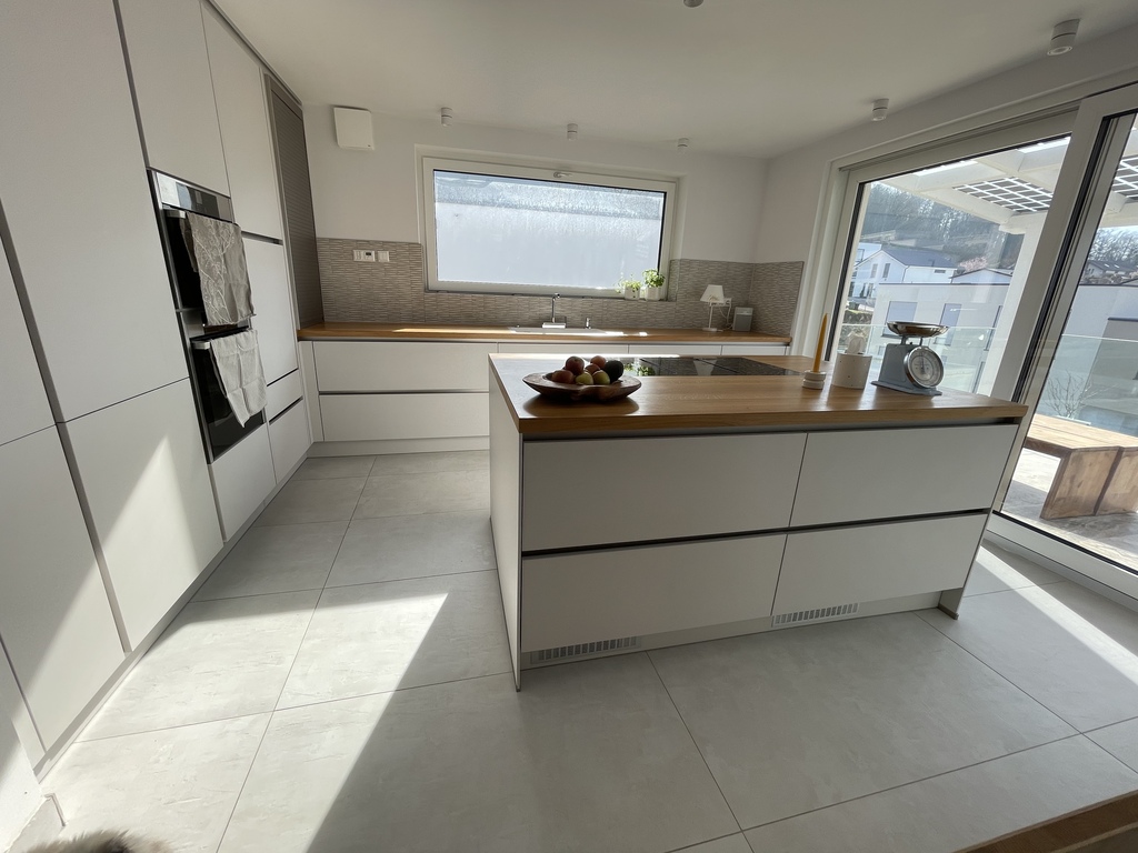 Küche mit Ausgang zur Dachterrasse 