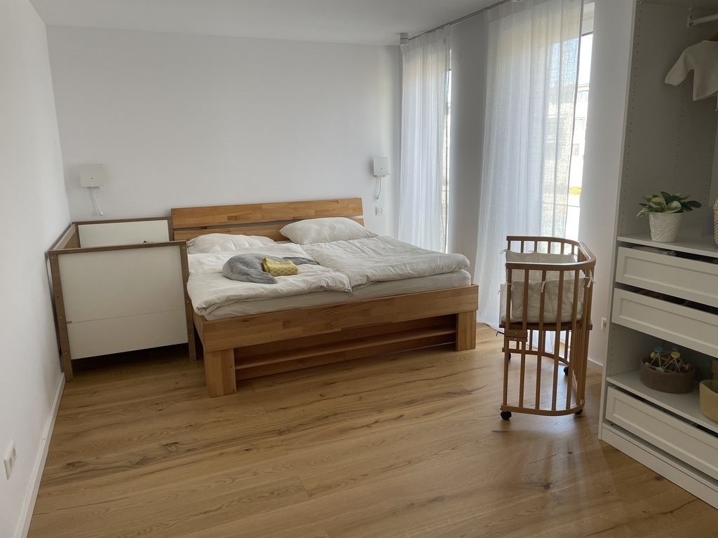 Master bedroom with a crib beside the bed, open to the parents‘bed Penthouse 