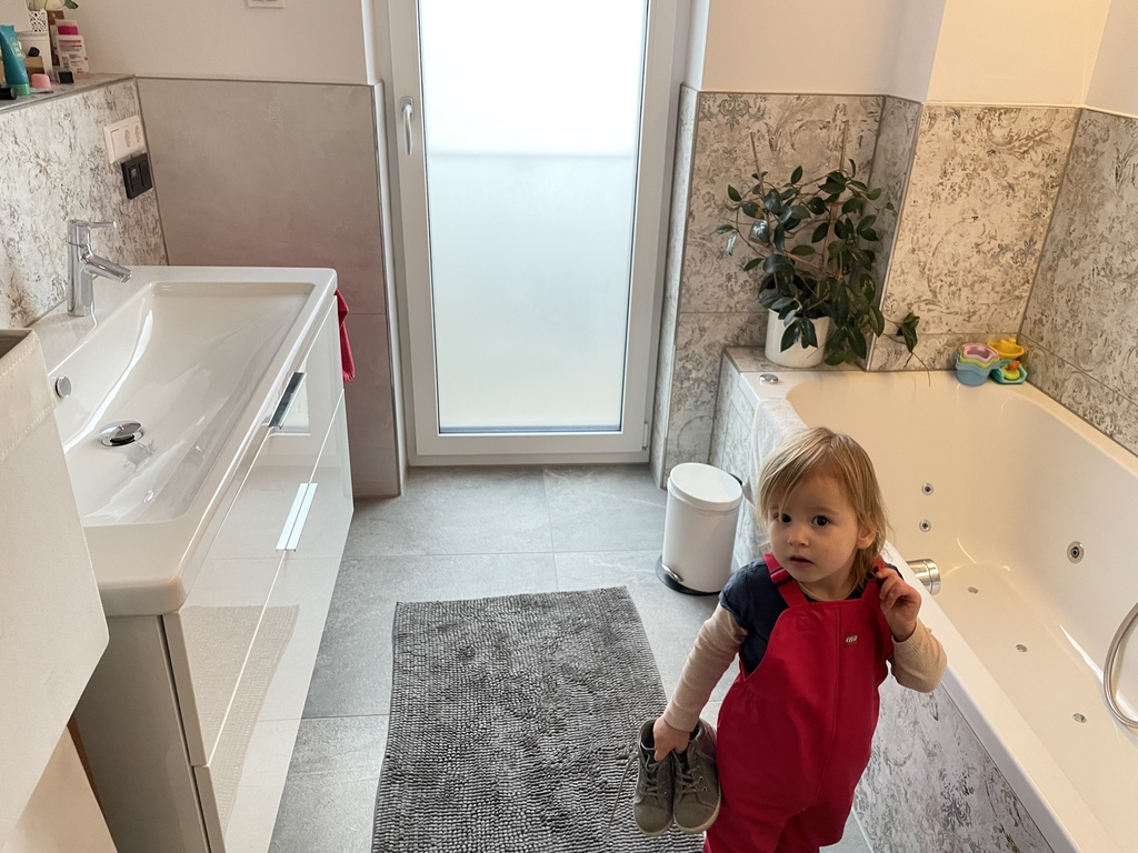 Badezimmer 1 mit Whirlpool Badewanne und Dusche