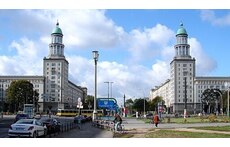 Next subway station Frankfurer Tor (c) H.Helmlechner, CC BY-SA 4.0 <https://creativecommons.org/licenses/by-sa/4.0>