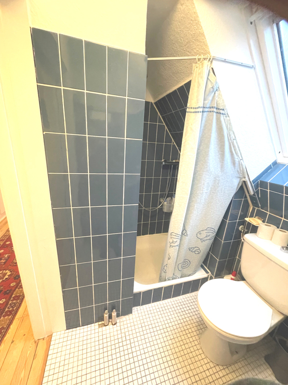 Bad mit Dusche im Dachgeschoß