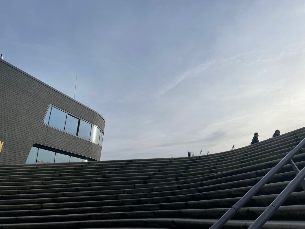Treppe an der Hafenpromenade