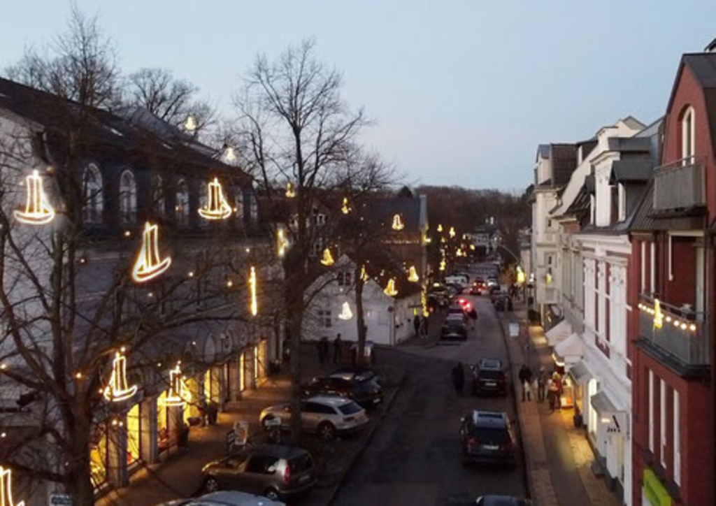 Blankenese hat eine besondere Winterbeleuchtung: Die Schiffchen sind den Fischerbooten von früher nachempfunden