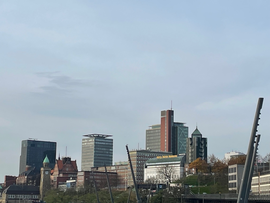 Blick auf Hamburg an den Landungsbrücken