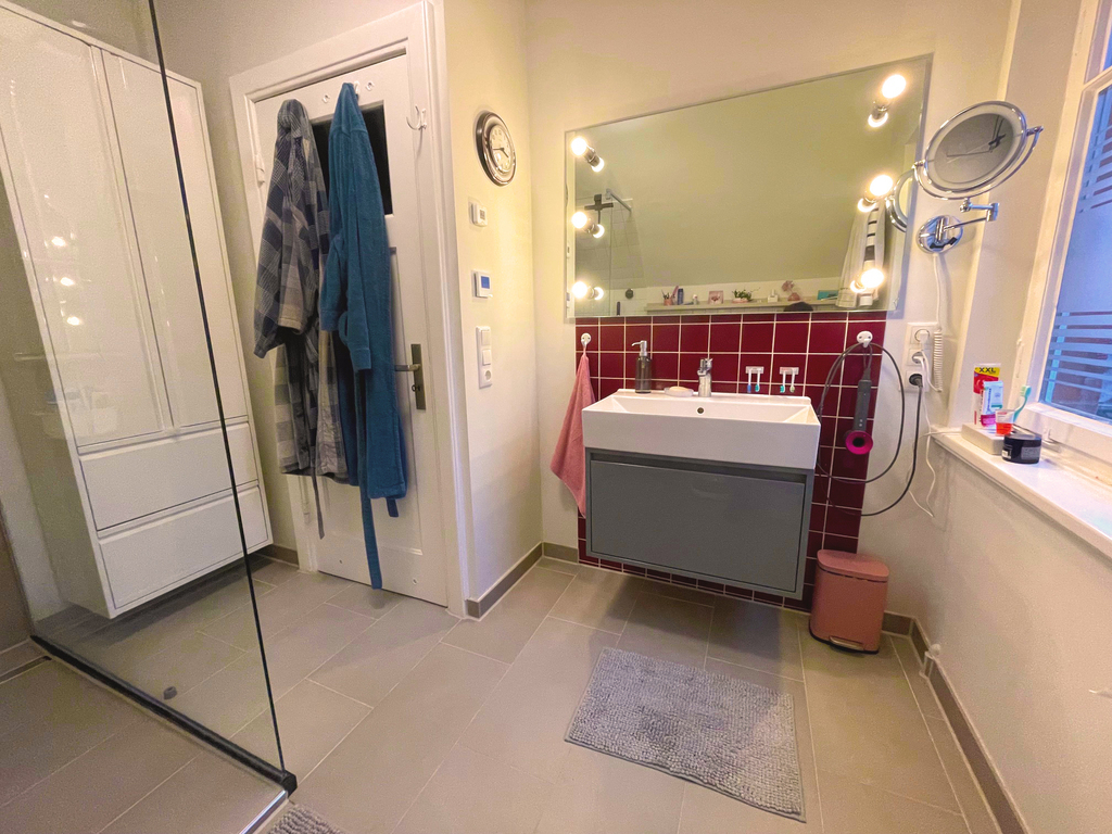 Bad mit bodentiefer Dusche im 1.Stock