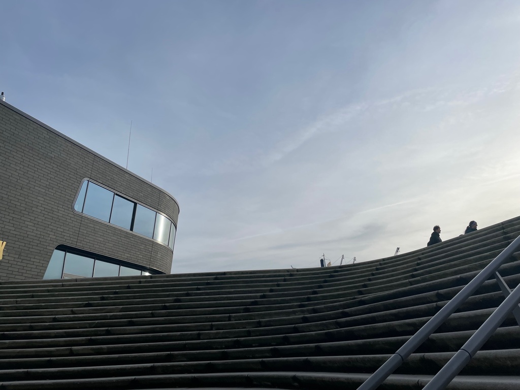 Treppe an der Hafenpromenade