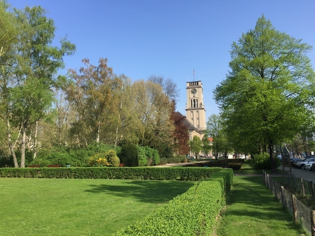 Volkspark und Rathaus