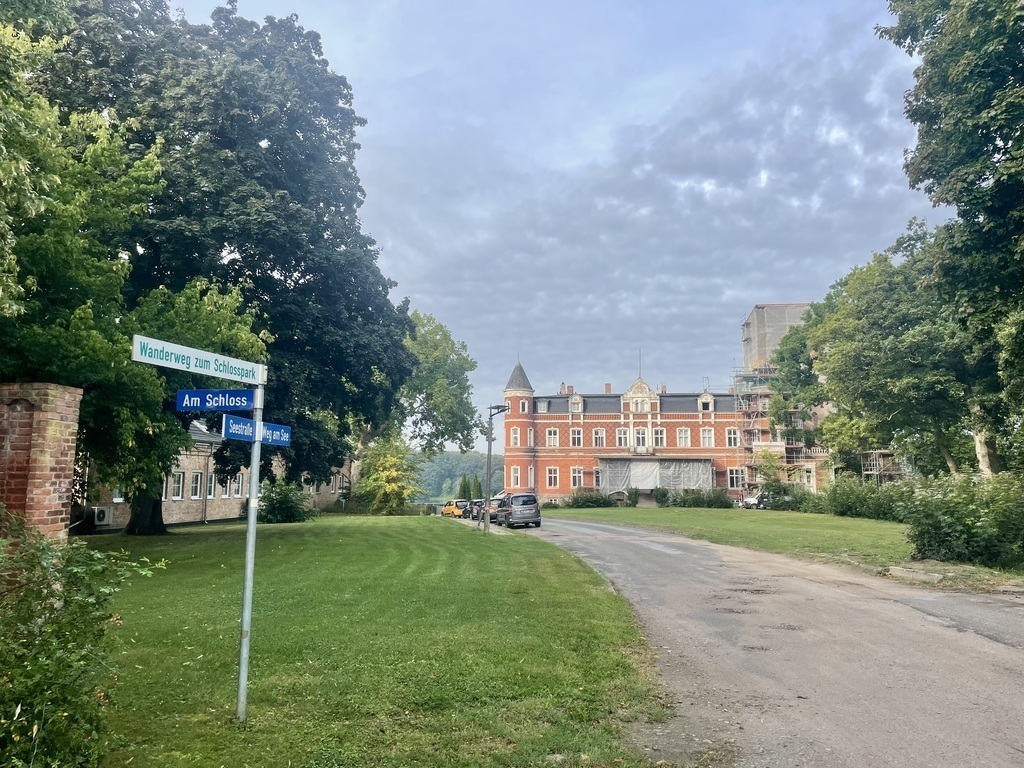 Zum Schlosspark 