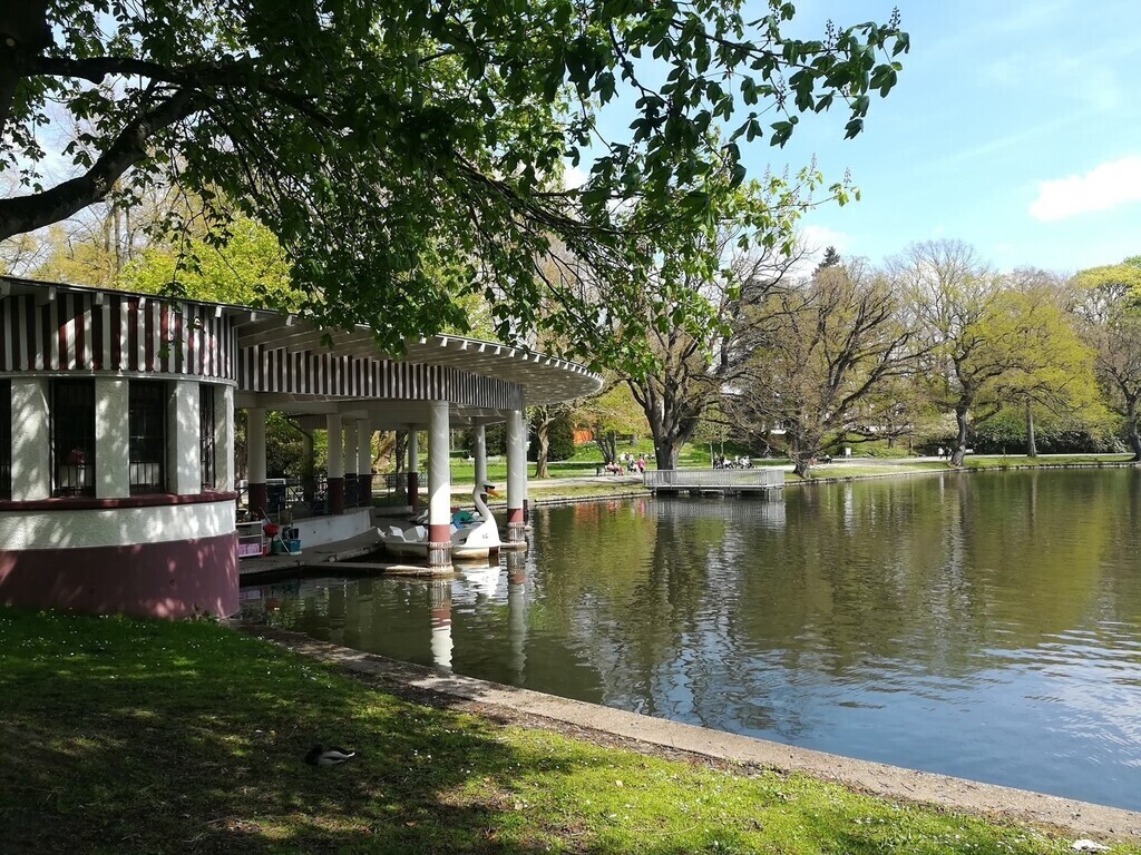 pedal boat rental 10 mins on foot