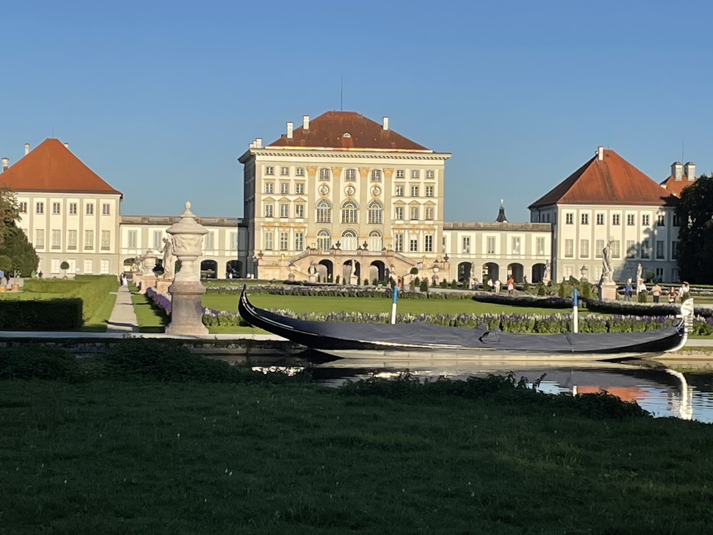 Schloß Nymphenburg in München, ca. 30 min mit dem Auto