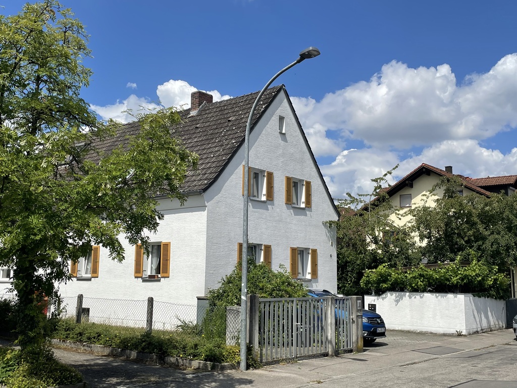 Unser Haus liegt in einem ruhigen, aber zentralen Wohnviertel