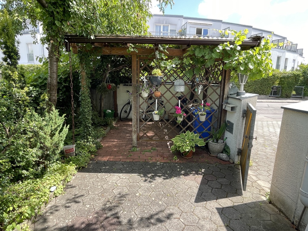 Hof mit Pergola