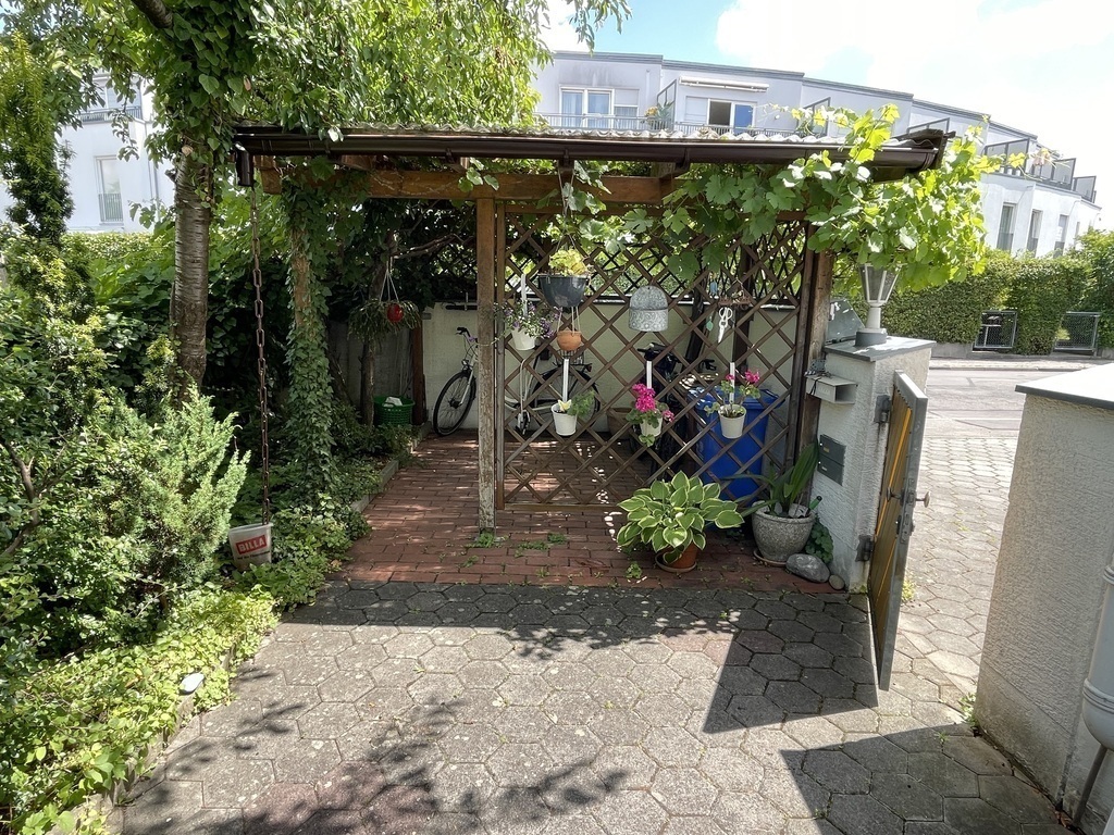 Hof mit Pergola