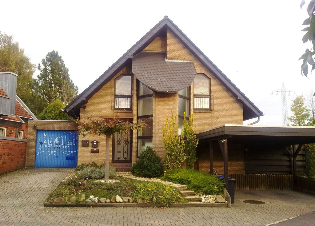 Lechtenbergweg 7 b, we live on the ground floor