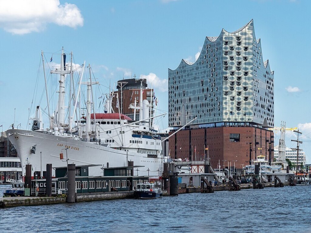 Day trips to Hamburg possible