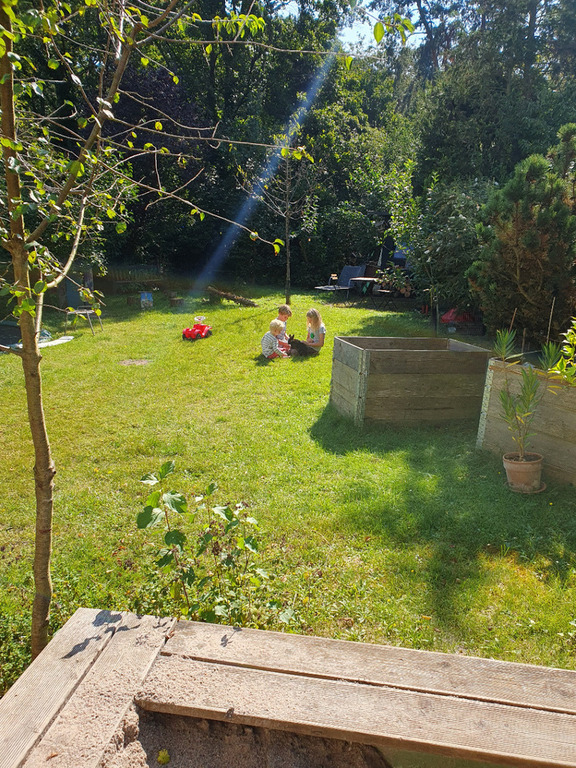 Garten mit Sandkasten und Trampolin