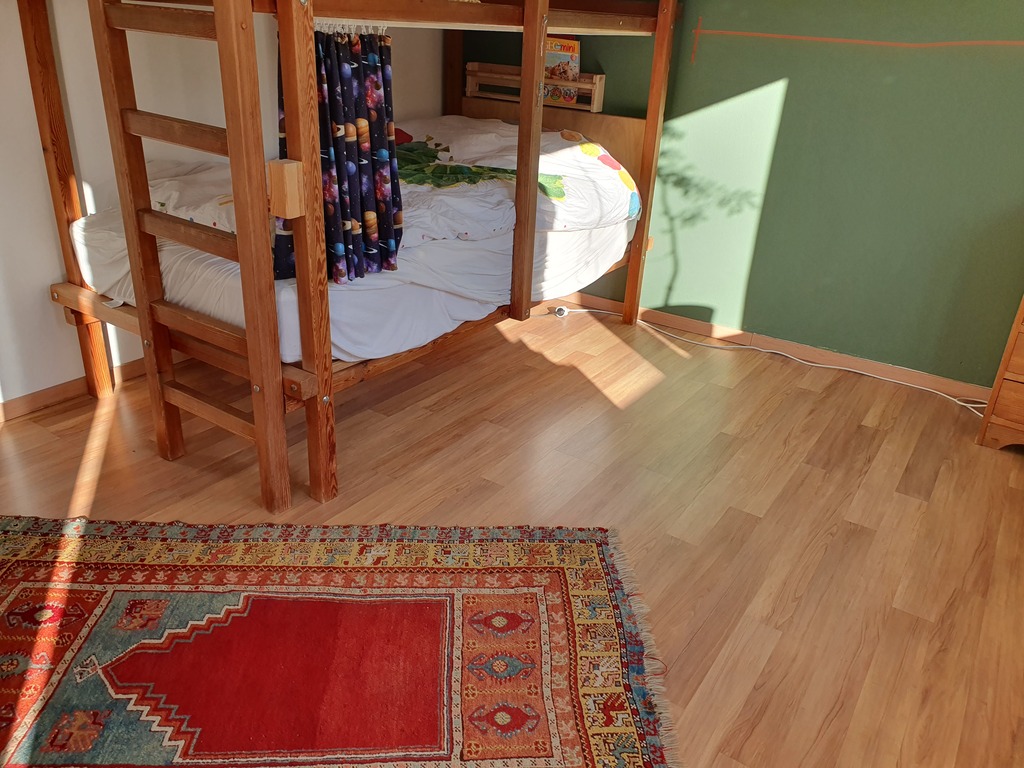 Ein Kinderschlafzimmer mit Stockbett