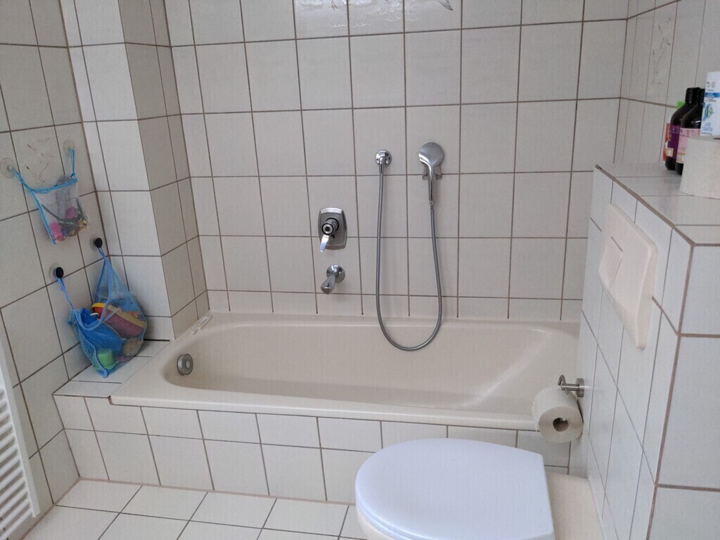 Upstairs bathroom - picture 2