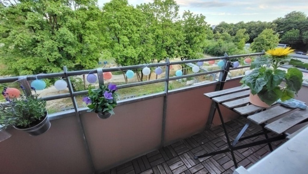 Start your day with a Coffee on out Park viel balcony