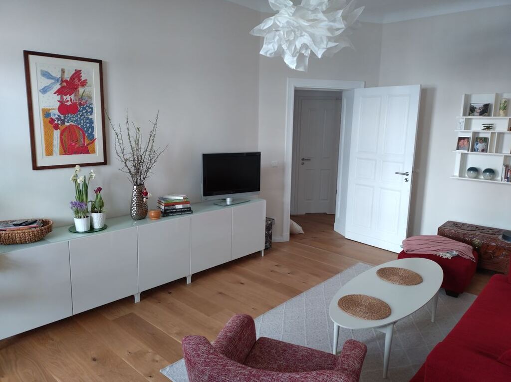 Living room with balcony / Wohnzimmer mit Balkon