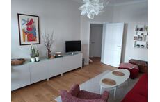 Living room with balcony / Wohnzimmer mit Balkon