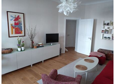 Living room with balcony / Wohnzimmer mit Balkon