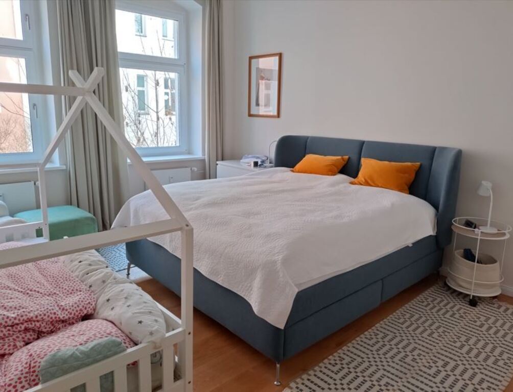 sleeping room (bed 180x200), currently also our daughters sleeping room / Schlafzimmer (Bett 180x200), momentan schläft dort ...