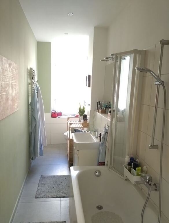 bathroom with WC, shower and bathtub / Badezimmer mit WC, Dusche und Badewanne