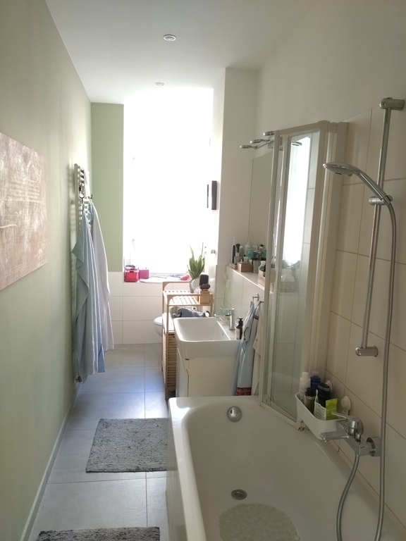 Bad mit WC, Dusche und Badewanne