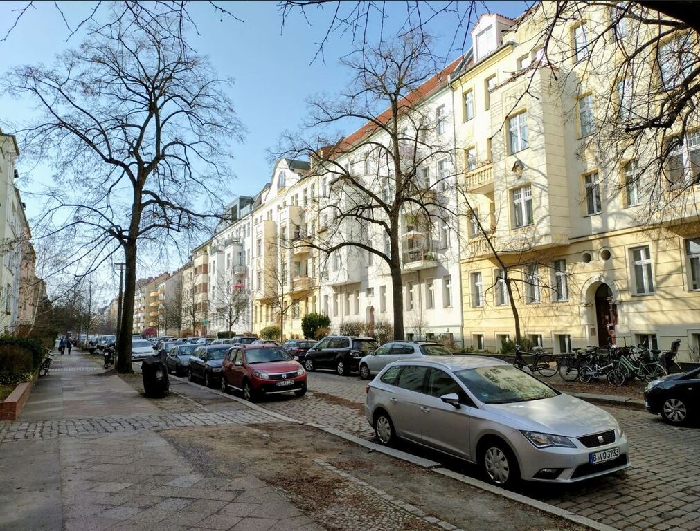 our street with many beautiful old buildings / unsere Strasse mit vielen schönen Altbauten