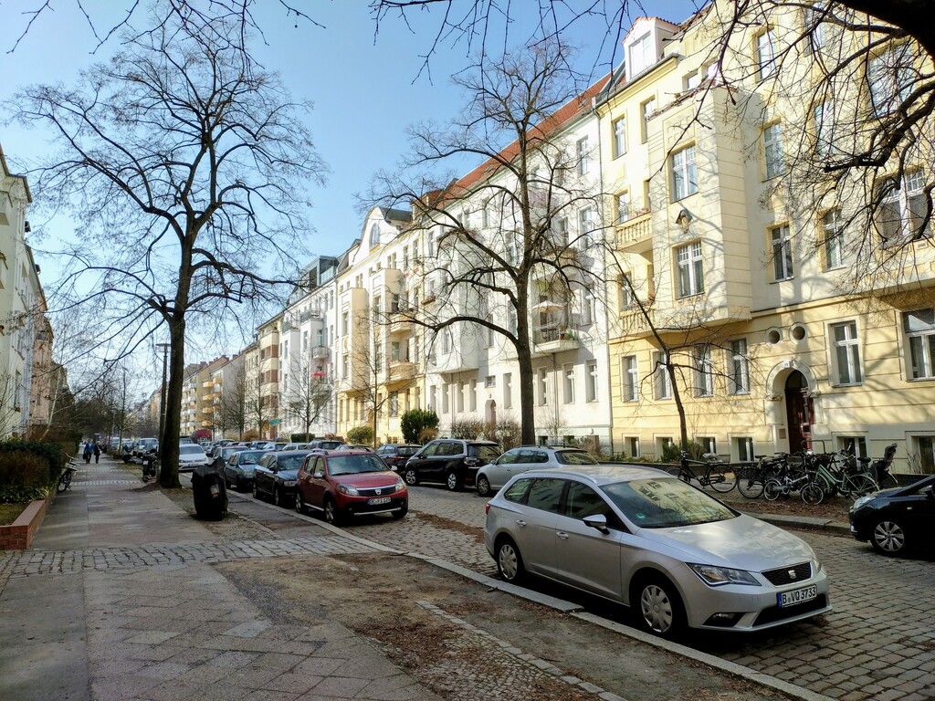 Unserer Strasse mit vielen schönen Altbauten