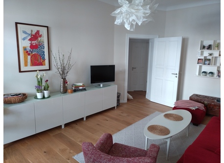 Wohnzimmer mit Zugang zum überdachten Balkon