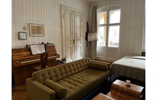 Klavier-, Fernseh-, Wohn- und Elternschlafzimmer