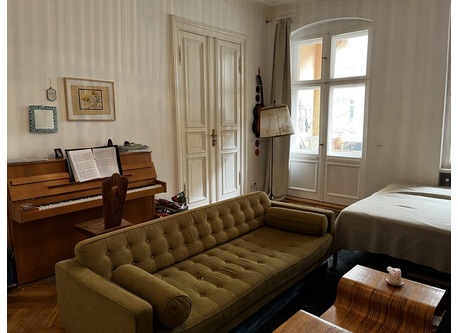 Klavier-, Fernseh-, Wohn- und Elternschlafzimmer