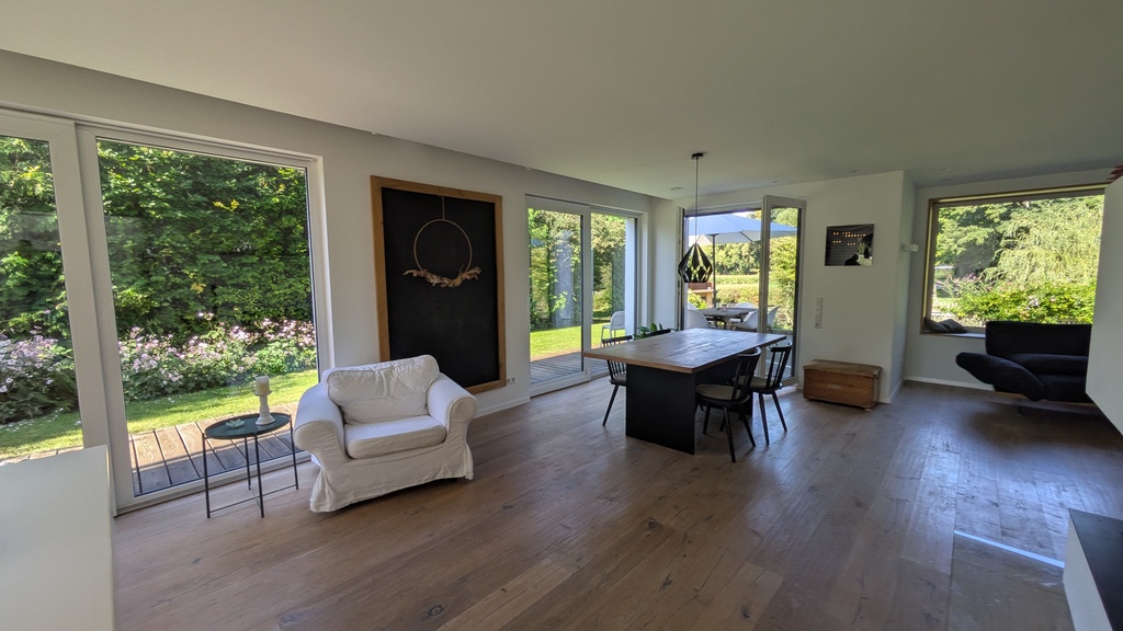 Essplatz mit Blick in den Garten