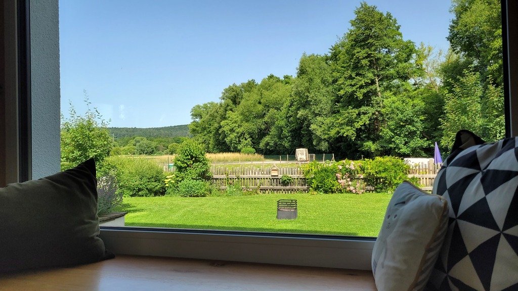 Gemütliches Sitzfenster im Wohnzimmer mit Bilck auf das Naturschutzgebiet.