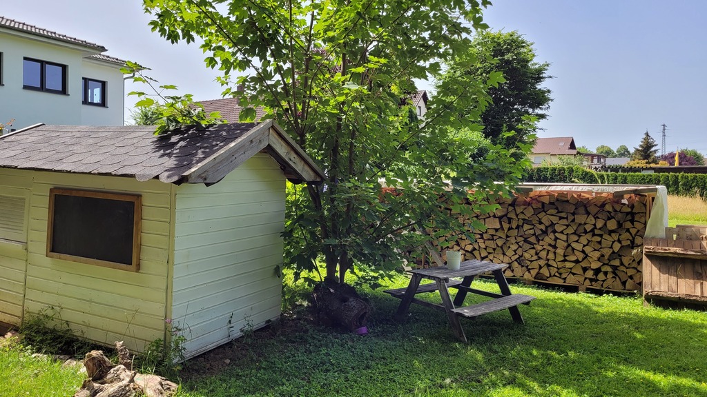 Kinderspielehaus zwischen Bach und Garten