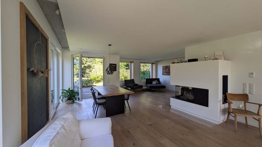 Blick aus der Küche ins Wohnzimmer